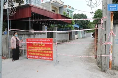 Khoanh vùng, xử lý dịch tại nơi ở của ca mắc tại phường Việt Hòa, thành phố Hải Dương. (Ảnh: Mạnh Tú/TTXVN)