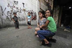 Trẻ em tại khu vực Bab al-Tabbaneh, thành phố Tripoli, Liban. (Ảnh: AFP/TTXVN)