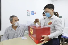 Hòm phiếu lưu động được chuyển đến phòng bệnh tại bệnh viện Bạch Mai. (Ảnh: Minh Quyết/TTXVN)