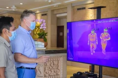 Khu nghỉ mát Furama Resort vừa đưa hệ thống máy đo thân nhiệt tự động công suất lớn vào để kiểm tra thân nhiệt phục vụ công tác phòng chống dịch. (Ảnh: TTXVN phát)