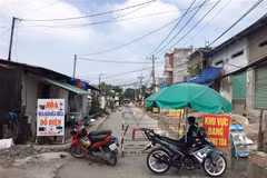 Lực lượng chức năng phong tỏa một đoạn đường TL19 (Khu phố 3B, phường Thạnh Lộc, Quận 12, Thành phố Hồ Chí Minh). (Ảnh: Tiến Lực/TTXVN)