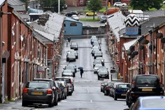 Các phương tiện di chuyển trên một tuyến phố tại Blackburn, phía Tây Bắc vùng England. (Ảnh: AFP/TTXVN)
