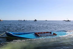 Một chiếc thuyền chở người di cư bị đắm ở ngoài khơi Tunisia. (Ảnh: AFP/TTXVN)