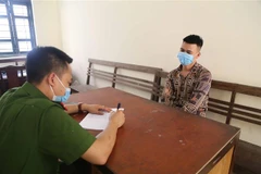 Đối tượng Nguyễn Văn Huyên tại cơ quan điều tra. (Ảnh: Thanh Thương/TTXVN)