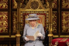 Nữ hoàng Anh Elizabeth II phát biểu trước Quốc hội về các vấn đề ưu tiên trong chương trình nghị sự của Chính phủ trong năm tới, tại London. (Ảnh: AFP/TTXVN)