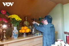 Đại sứ Nguyễn Hồng Thạch dâng hương tại Phòng tưởng niệm Chủ tịch Hồ Chí Minh trong trụ sở Đại sứ quán. (Nguồn: vov.vn)