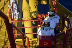 Tổ Bầu cử chuyển hòm phiếu lên Nhà giàn DK1/8. (Ảnh: TTXVN phát)