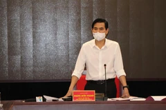 Ông Hoàng Quốc Khánh, Chủ tịch UBND tỉnh Sơn La, Trưởng Ban Chỉ đạo phòng, chống dịch COVID-19 tỉnh Sơn La phát biểu tại cuộc họp. (Ảnh: Hữu Quyết/TTXVN)