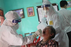 Lấy mẫu xét nghiệm người dân, người lao động thường trú và tạm trú tại tổ dân phố My Điền 1, huyện Việt Yên (Bắc Giang). (Ảnh: TTXVN)