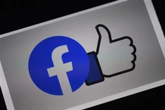 Biểu tượng của Facebook trên màn hình điện thoại thông minh. (Ảnh: AFP/TTXVN)