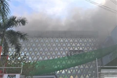 Khói đen bao phủ cả quán bar Gossip. (Nguồn: dantri.com.vn)