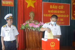 Sáng 12/5, cán bộ, chiến sĩ trên Nhà giàn DK1/8 (Vùng 2 Hải quân) bỏ phiếu sớm để bầu đại biểu Quốc hội khóa XV và đại biểu Hội đồng nhân dân các cấp tỉnh Bà Rịa-Vũng Tàu nhiệm kỳ 2021-2026. (Ảnh: Cao Đường/CTV)