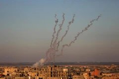 Rocket được phóng từ Dải Gaza về phía lãnh thổ Israel ngày 15/5. (Ảnh: THX/TTXVN)