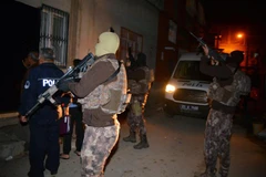 Lực lượng đặc nhiệm truy quét các phần tử IS ở Adana, Thổ Nhĩ Kỳ. (Ảnh: AFP/TTXVN)