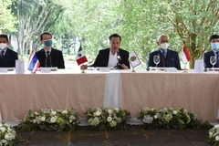 Phái đoàn ACMC tại cuộc gặp với Thống đốc bang Veracruz, Cuitláhuac Gracía Jiménez (thứ 3 từ trái sang). (Ảnh: Việt Hùng/Vietnam+)