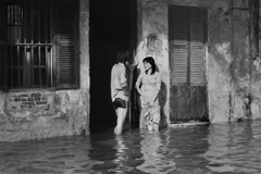 Cảnh lụt ở phố Nguyễn Du - 1980. (Ảnh Nguyễn Hữu Bảo)