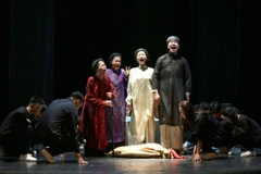 Nội dung vở kịch xoay quanh câu chuyện về gia đình ông bà Đại Cát - một gia đình giàu có trước chính sách công tư hợp doanh của nhà nước trong thời kỳ quá độ của công cuộc cải tạo, xây dựng xã hội chủ nghĩa. (Ảnh: NHTT)