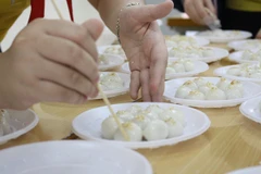 [Video] Hà Nội: Học sinh tiểu học háo hức nặn bánh Tết Hàn thực 