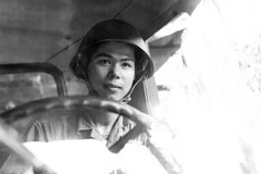 Chiến sỹ lái xe Lê Văn Bạch, giáo viên xung phong vào chiến trường, vượt cung đường 20 Quyết Thắng