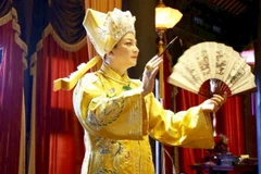 Đồng Thầy Nguyễn Đức Hiển hầu giá Quan Hoàng Mười. 