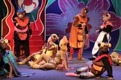 Hình ảnh vở kịch thiếu nhi "Cậu bé khổng lồ lạc vào hang kiến." (Ảnh: BTC)