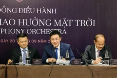 MC Anh Tuấn (giữa) đảm nhận vai trò Giám đốc điều hành Dàn nhạc giao hưởng Mặt Trời. (Ảnh: Doãn Đức/Vietnam+)