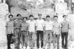 Đoàn kỹ thuật viên Thông tấn xã Việt Nam sang giúp Campuchia năm 1979. (Ảnh tư liệu do chuyên gia Đỗ Sỹ Mến cung cấp)