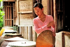 Nét đẹp của thiếu nữ làng cổ Đông Hòa Hiệp. (Ảnh: Báo Ảnh Việt Nam/TTXVN)