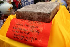 Gạch Bát Tràng cổ có niên đại khoảng 1000 năm trước, được phát hiện khi trùng tu chùa Kim Trúc (năm 1998). Bốn mặt của viên gạch có khắc chữ Hán. (Ảnh: Phương Phạm/Vietnam+)