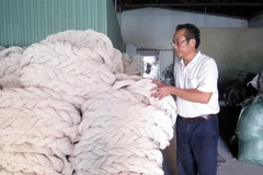 Kiểm tra chất lượng sản phẩm sợi polyester. (Ảnh chỉ mang tính minh họa: TTXVN)