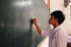 Học sinh sáng chế máy quét rác, máy phun thuốc sâu đa năng