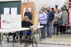 Cử tri Mỹ bỏ phiếu tại một địa điểm bầu cử ở Indianapolis, bang Indiana. (Nguồn: EPA/TTXVN)