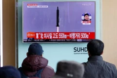 Người dân Hàn Quốc theo dõi thông tin về vụ phóng tên lửa của Triều Tiên qua TV. (Nguồn: Reuters)