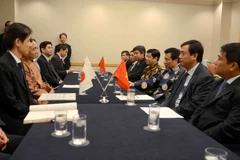 Bộ trưởng Bộ Văn hóa, Thể thao và Du lịch Nguyễn Ngọc Thiện làm việc với Thống đốc tỉnh Kanagawa Kuroiwa Yuji. (Ảnh: Thành Hữu/TTXVN)