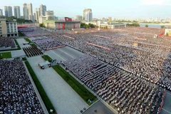 Một buổi míttinh của hàng chục nghìn người dân Triều Tiên tại Quảng trường Kim Nhật Thành. (Nguồn: Reuters)