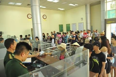 Làm thủ tục thông quan tại Cửa khẩu Móng Cái. (Ảnh: Minh Đức/TTXVN)