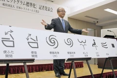 Ông Madoka Kitamura, người đứng đầu Hiệp hội các nhà sản xuất thiết bị vệ sinh giới thiệu các ký hiệu mới trên bồn cầu. (Nguồn: Kyodo)