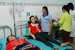 Công nhân nghi bị ngộ độc được cấp cứu tại bệnh viện. (Ảnh: Huyền Trang/Vietnam+)