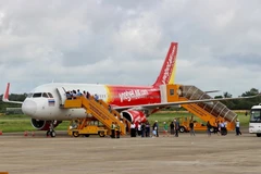  Những hành khách đầu tiên lên máy bay đến Bangkok tại Cảng hàng không Quốc tế Cần Thơ. (Ảnh: Thanh Sang/TTXVN)