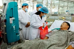 Bộ trưởng Bộ Y tế đến thăm, tặng quà động viên các bệnh nhân được chuyển về điều trị tại Bệnh viện Bạch Mai. (Ảnh: Dương Ngọc/TTXVN)