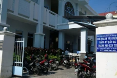 Nhân viên phòng đăng ký đất đai đánh gãy tay một người dân