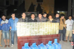 Các đối tượng và tang vật vụ án. (Ảnh: Tạ Toàn/TTXVN)