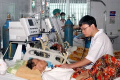 Điều trị cho bệnh nhân cao huyết áp tại khoa hồi sức Viện lão khoa Trung ương. (Ảnh: Hữu Oai/TTXVN)