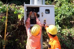 Kiểm tra thông số kỹ thuật điện áp trên đảo Lại Sơn, Kiên Giang. (Ảnh: Lê Huy Hải/TTXVN)