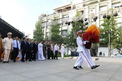 Các đại biểu dâng hoa Chủ tịch Hồ Chí Minh tại Công viên tượng đài Bác Hồ-phố đi bộ Nguyễn Huệ. (Ảnh: Thanh Vũ/TTXVN)