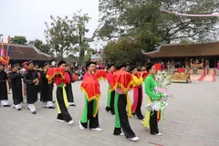 Nghi thức rước kiệu và lễ vật từ đình làng về Đền Mẫu Âu Cơ. (Ảnh: Trung Kiên/TTXVN)