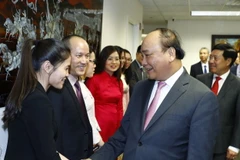 Thủ tướng Nguyễn Xuân Phúc đến thăm và nói chuyện với cán bộ, nhân viên Phái đoàn Đại diện thường trực Việt Nam tại Liên hợp quốc. (Ảnh: Thống Nhất/TTXVN)