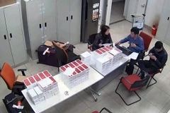 Lực lượng chức năng kiểm đếm số iPhone lậu bị phát hiện. (Ảnh: cơ quan chức năng cung cấp)