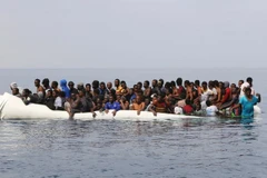 Người di cư chờ được cứu ở ngoài khơi thị trấn Zawiyah, Libya. (Ảnh: AFP/TTXVN)