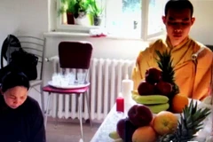 Các phật tử tại Plzen trong lễ cầu siêu cho cháu Việt Hùng và Việt Anh. (Ảnh do gia đình cung cấp)